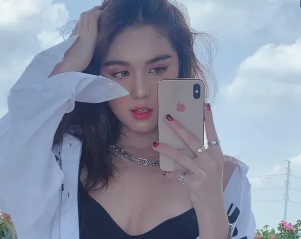 Đăng ảnh khoe vóc dáng nóng bỏng, Ngọc Trinh liền bị soi bóp ảnh đến méo luôn cả cửa